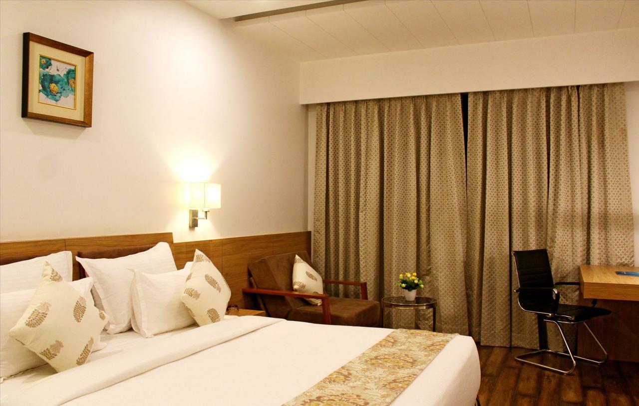 บลู เฟทเทอร์ โฮเต็ล แอนด์ สปา Hotel อุเดเปอร์ ภายนอก รูปภาพ